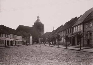 Osterburg, Markt : Osterburg. Grosser Markt, hinten Pfarrkirche St. Nikolaus