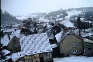Blick über die Dächer des Dorfes bei Schnee