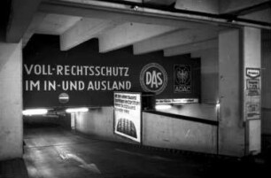 Freiburg: "DAS"-Reklame an der Einfahrt Tiefgarage Karlsplatz; Reklamefläche durch andere Schilder verdeckt