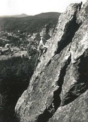 Zittauer Gebirge. Mönchswand. Kletterer bei der Besteigung von Südwest