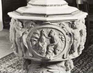 Taufstein mit Szenen aus dem Leben Christi