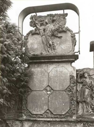 Grabmal der Familie Schramm (später Rietzschlersches Erbbegräbnis) : Grabmal der Familie Schramm (später Rietzschlersches Erbbegräbnis). Sandstein (um 1700). Bautzen, Taucherfriedhof