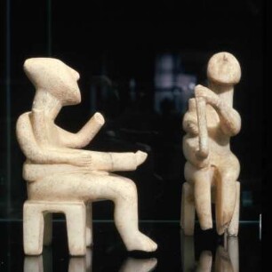 Karlsruhe. Badisches Landesmuseum. Harfenspieler : Karlsruhe, Badisches Landesmuseum, Nr. 254 und 255. 254: Thera. Frühkykladisch I-II, Marmor, Höhe 15,6cm. 255: Thera, frühkykladisch II, frühere Spedos-Art, Marmor, Höhe 16,5 cm