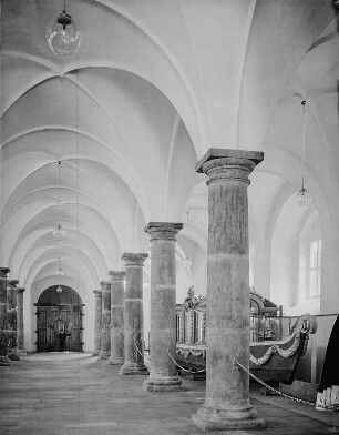 Johanneum. Erdgeschosshalle, ehemaliger Marstall, mit Prunkgondel : Dresden, Johanneum, Erdgeschoss. Historisches Museum, Prunkgondel, um 1790