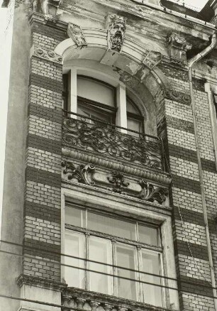 Dresden-Neustadt, Görlitzer Straße 35/37. Doppelwohnhaus mit Laden (um 1900). Fenster (2. und 3. Obergeschoß)