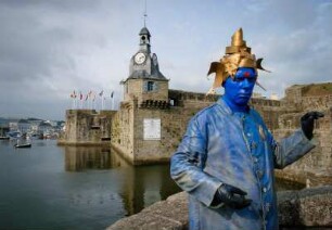 Frankreich. Bretagne. Finistere. Concarneau. Ville Close und lebendige Statue