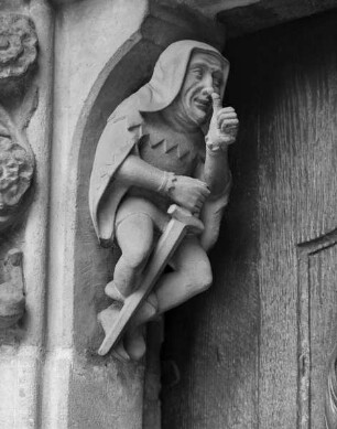 Chorsüdportal — Konsolfigur: Narr mit Schwert