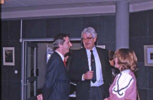 Ausstellungseröffnung "Radierungen, Zeichnungen" von Jürgen Grenzemann im Foyer des Kreistagssitzungssaals: Gäste im Gespräch