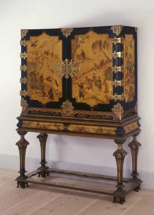 Lackierter Kabinettschrank aus dem Holländischen Palais in Dresden