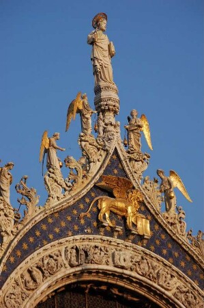Markusdom : Fassade der Basilica di San Marco mit dem Heiligen Markus, darunter das venezianische Wappentier, der geflügelte Löwe. Aufgenommen im März 2007. Foto: Uwe Gerig