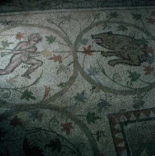 Nikopolis (Epirus). Dumetios-Basilika, Mitte 6. Jh. Der Fußboden des Diakonikons zeigt Mosaiken von Jägern und wilden Tieren in durchaus heidnischer Manier