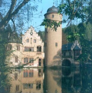 Mespelbrunn. Schloß Mespelbrunn. Ansicht über den See