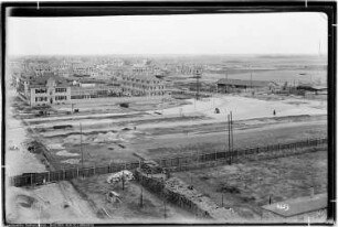 Rössen, Kolonie, Blick von Bau Me 24 Verwaltungsgebäude und Laboratorium