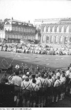 Dresden, Zwinger. Veranstaltung der Volkssolidarität im Zwingerhof, um 1957