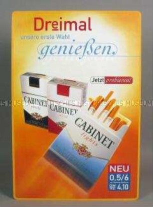 Werbeschild (beidseitig) mit Werbeaufdruck für "CABINET würzig"-, "CABINET mild"- und "CABINET lights"-Zigaretten, "Dreimal unsere erste Wahl genießen."