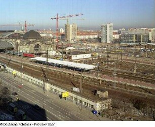 Hauptbahnhof : Hauptbahnhof. Blick aus dem 7. Obergeschoß (Nordseite, Strehlener Straße) der Hochschule für Technik und Wirtschaft über Gleisanlagen und Empfangsgebäude sowie Prager Straße