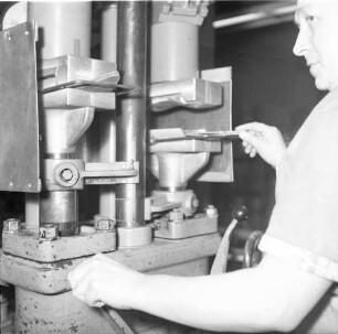 Roßwein. VEB Terra-Schuhfabrik. Schuhproduktion. Technische Neuerungen. Arbeiterin beim Bedienen einer Maschine (wohl zum Bearbeiten von Schuhsohlen)