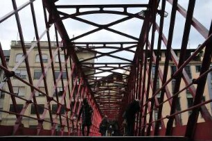 Girona - Fußgängerbrücke über den Fluß Onyar : Die 1877 von Gustave Eiffel konstruierte Fußgängerbrücke, aufgenommen am 16. April 2012 in der Altstadt von Girona