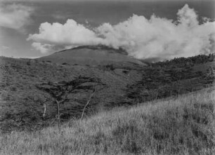 Hügellandschaft : Hügellandschaft zwischen dem Mount Meru und dem Kilimandscharo-Massiv