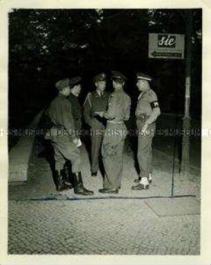 Zwei betrunkene sowjetische Soldaten sind versehentlich in den amerikanischen Sektor gefahren und dort von der Military Police aufgegriffen worden
