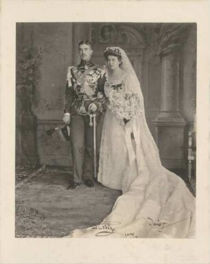 Kronprinz Gustav Adolf und Kronprinzessin Margaret, Hochzeitsfoto, Ganzfigur.