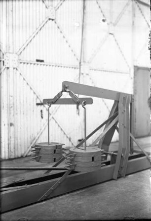 Radebeul-Kötzschenbroda. Elektroarmaturenwerk JWH. Fabrikhalle. Hohlseil-Versuchsstrecke. Detail: Gewichtsnachspannung der Hohlseil-Schwingungsmaschine