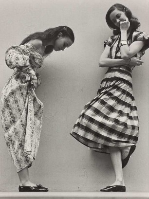 "Old dresses and new dresses together", Modeaufnahme, Modelle Beth Wilson, Grace Collidge and Natalie Nickerson (Mademoiselle)