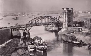 Duisburg-Ruhrort, Brücke : Duisburg-Ruhrort. Eisenbahn-Bassin mit Schleppkähnen. Blick nach Nordwesten rheinabwärts