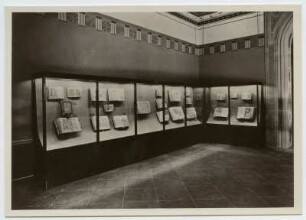 Dresden-Neustadt. Japanisches Palais. Sächsische Landesbibliothek. Buchmuseum. Handschriftensaal. Wandvitrinen (vor 1935; Ernst Rockhausen Söhne) mit Sachsenspiegel