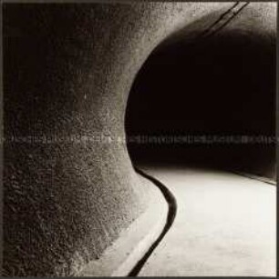 Eingang eines Tunnels (Altersgruppe 18-21)