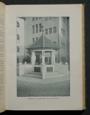 Schulhaus am Nordbahnhof. (Brunnen im Schulhof.)