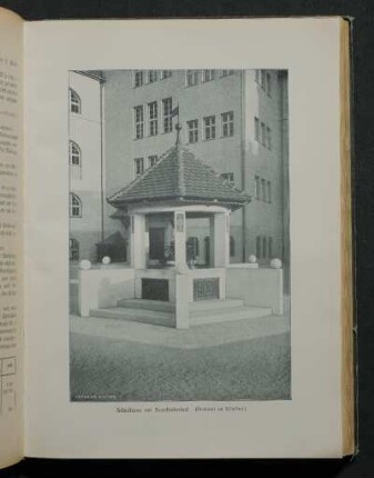 Schulhaus am Nordbahnhof. (Brunnen im Schulhof.)
