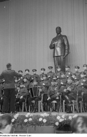 Blick auf die Bühne mit dem Ensemble der sowjetischen Streitkräfte