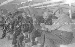 Selbstversenkung des Hochseepassagierdampfers "Columbus" am 19. Dezember 1939, Heimfahrt der älteren Besatzungsangehörigen (54-60 Jahre) vom Internierungslager auf Angel Island, Kalifornien, an Deck des italienischen Dampfers "Fella"
