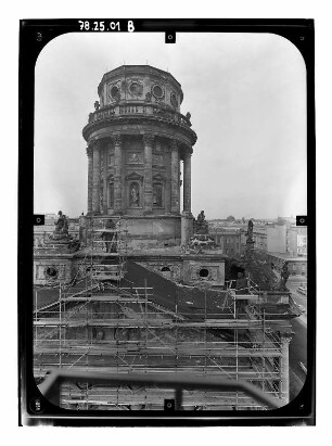 Berlin-Mitte. Französischer Dom (Wiederaufbau 1981/1987). Giebel und Turm