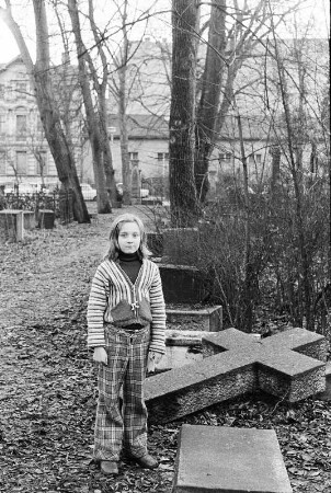 Berlin. Portrait eines Mädchens auf einem Friedhof