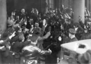 Adolf Hitler verlässt nach seiner Ernennung zum Reichskanzler das Hotel Kaiserhof