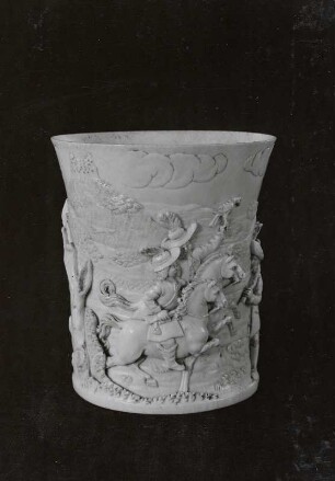 Ovaler Becher (ohne Boden) mit umlaufendem Relief (Jagdszenen vor landschaftlichem Hintergrund)