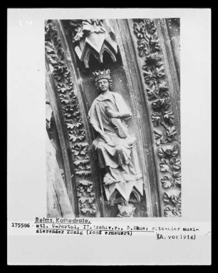 Mittleres Westportal — Südliche Archivolten — 3. Zone, 2. Archivolte: musizierender König