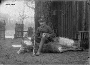 Förster Kreher mit Hund vorm Eingang Försterhaus
