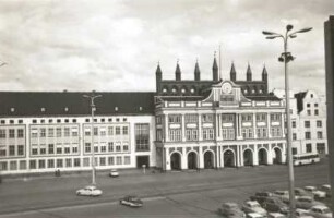 Rostock. Rathaus (Erneuerung 1727). Ansicht mit seitlichem Anbau (nach 1955)
