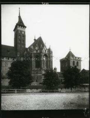 Außenansicht der Schlosskirche St. Marien der Marienburg mit Pfaffenturm