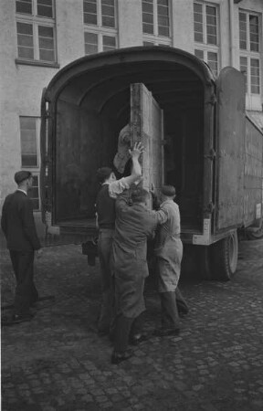 Central Collecting Point Marburg. Mitarbeiter beim Verladen der Gemälde im Innenhof des Hessichen Staatsarchivs Marburg