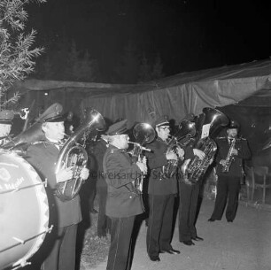 Laternenumzug: Freiwillige Feuerwehr Mönkhagen: vorn Musikzug der Freiwilligen Feuerwehr Bad Oldesloe: dahinter Festzelt: Nacht