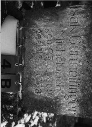 Grabstein 4 (Index: 100114988) Material: ? Zustand: gut Maße HxBxT: 162x48x22 cm Beschreibung: Stele auf gestuftem Sockel, Spitzgiebel mit Davidstern Symbolik: Davidstern: Grabstein 4B