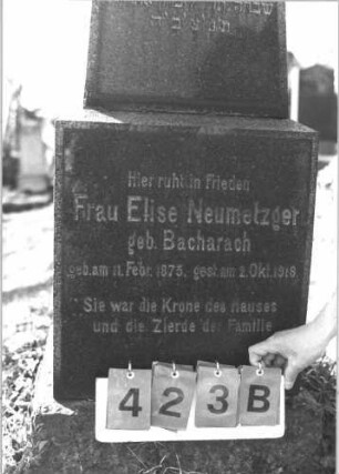 Grabstein 423 (Index: 99786386) Maße HxBxT: 221x48x47 cm Besonderheit: kulturhistorisch wertvoll / hist.-wiss. Gründe (Gemeindestellung): Grabstein 423B