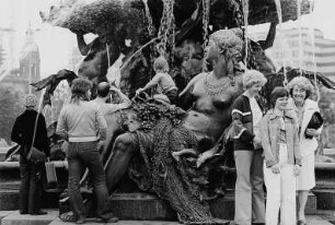 Berlin-Mitte, Karl-Liebknecht-Straße. Am "Neptunbrunnen" (1888-1891; R. Begas)
