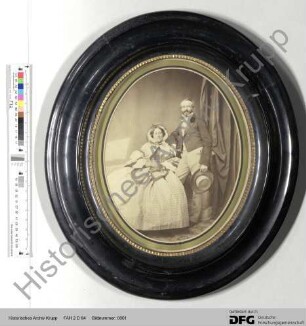 Fotografie von Hermann und Marie Krupp (Albuminpapierabzug, ovaler Rahmen aus Holz mit schwarzer Schellack-Lackierung, Messing-Innenring, geprägtes ovales Papierpassepartout)