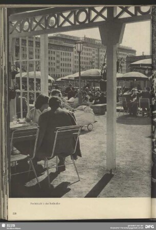 Freiluftcafé in der Stalinallee