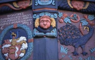 Verzierungen an einem Fachwerkhaus : Verzierungen an einem Fachwerkhaus in Idstein. Aufgenommen ca. 1993